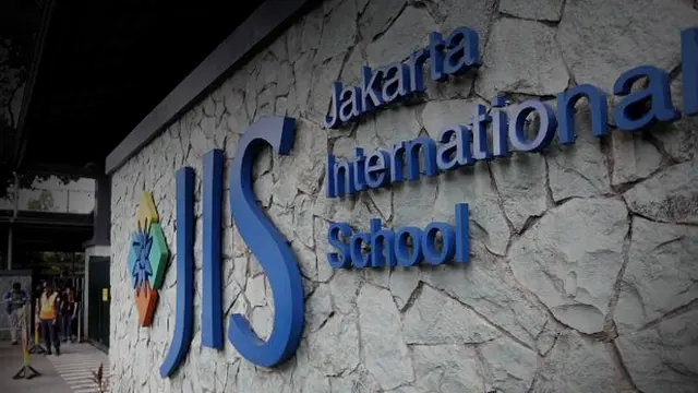 Setelah pemeriksaan selama 10 jam, guru Jakarta International School (JIS) Neil Bantleman dan Ferdinant Tjiong resmi ditahan pada Senin 14 Juli 2014 kemarin. Penahanan itu terkait dugaan pelecehan seksual di terhadap anak di bawah umur.