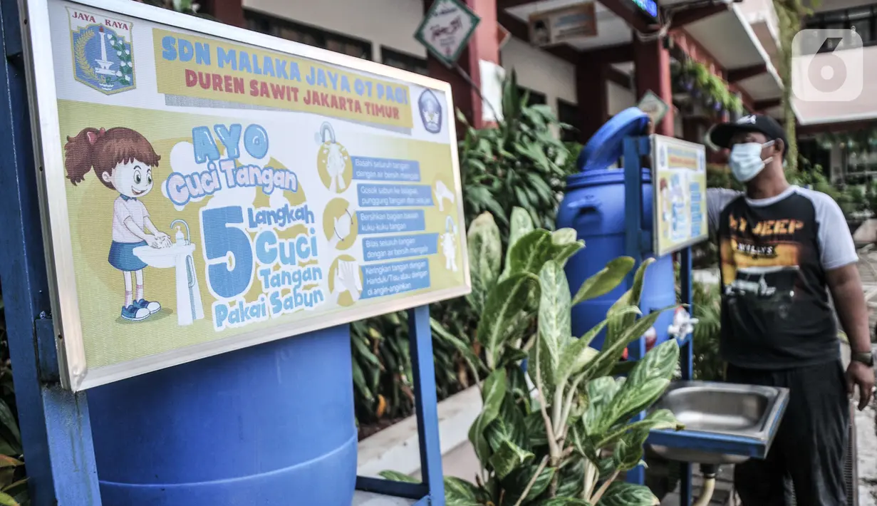 Petugas menyiapkan fasilitas pencuci tangan di Sekolah Dasar Negeri (SDN) Malaka Jaya 07 Pagi, Jakarta, Kamis (26/8/2021). Pemprov DKI berencana membuka kembali sekolah untuk pembelajaran tatap muka terbatas pada Senin (30/8) setelah status PPKM turun ke level 3. (merdeka.com/Iqbal S Nugroho)