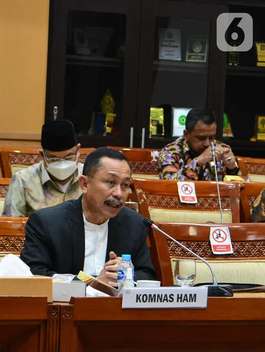 Ketua Komnas HAM Ahmad Taufan Damanik mengikuti Rapat Dengar Pendapat (RDP) dengan Komisi III di Kompleks Parlemen, Senayan, Jakarta, Selasa (6/4/2021). Rapat membahas instrument perundang-undangan terkait HAM serta evaluasi kinerja. terakhir. (Liputan6.com/Angga Yuniar)
