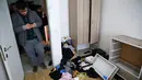 Petugas berpakaian preman berjalan di dalam apartemen di mana tersangka serangan klub malam Tahun Baru ditangkap di Istanbul, Turki, 17 Januari 2017. Pria bersenjata bernama Abdulkadir Masharipov membunuh 39 orang dalam serangan. (AP/Lefteris Pitarakis)