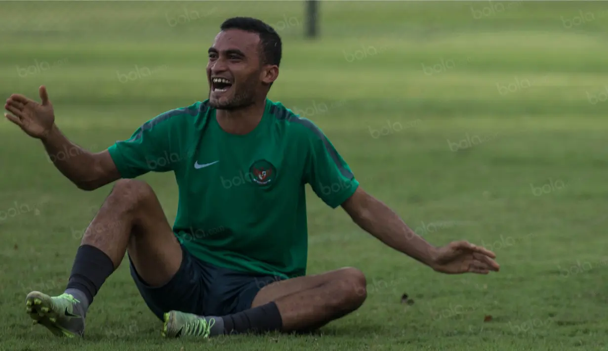 Gelandang serang Timnas Indonesia, Rizky Pora, melakukan sejumlah tindakan lucu saat latihan jelang laga final Piala AFF 2016 di Lapangan SPH Karawaci, Banten, Jumat (10/12/2016). (Bola.com/Vitalis Yogi Trisna)