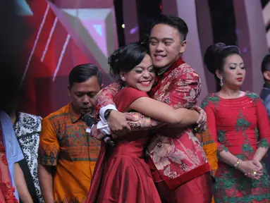 Lesti dan Danang yang merupakan kontestan asal Indonesia berpelukan usai Danang dinobatkan sebagai juara dalam Grand Final D'Academy Asia 2015 Result Show di Studio 5 Indosiar, Jakarta, Selasa (29/12). (Liputan6.com/Herman Zakharia)