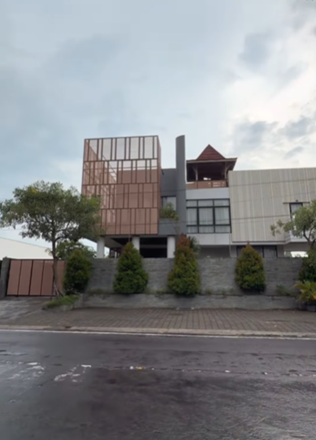 7 Potret depan rumah Denny Caknan di Ngawi yang kini jadi tempat idola COD, asri berdinding batu alam