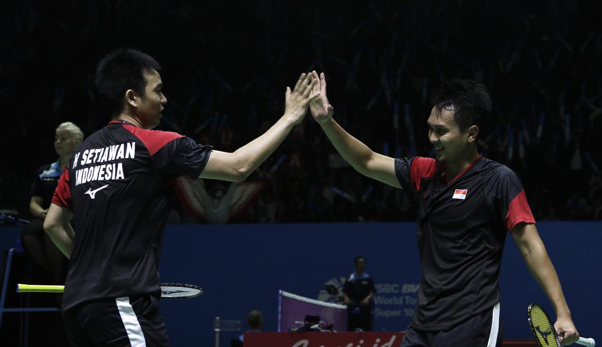 Ganda putra Indonesia, Mohammad Ahsan/Hendra Setiawan, merayakan kemenangan atas ganda Inggris, Marcus Ellis/Chris Langridge, pada Indonesia Open 2019 di Istora Senayan, Jakarta, Rabu (17/7). Ahsan/Hendra menang 28-26, 21-17. (Bola.com/Yoppy Renato)