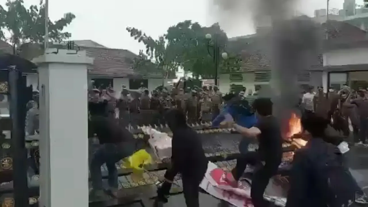 Massa demo BBM merusak pagar Gedung DPRD Kota Bogor
