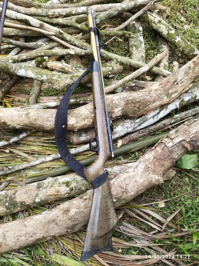 Barang bukti senapan dari penangkapan pelaku pemburu badak jawa di hutan Taman Nasional (TN) Ujung Kulon, Banten.