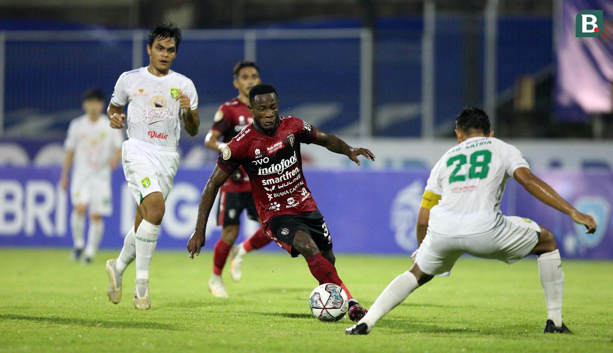 Tak hanya itu, permainan anak asuh Stefano Cugurra memang terlampau dahsyat saat bermain di 'markasnya'. 31 gol yang diciptakan merupakan yang tertinggi, sementara tujuh kali kebobolan merupakan yang terendah dibandingkan tim lainnya. (Bola.com/M Iqbal Ichsan)