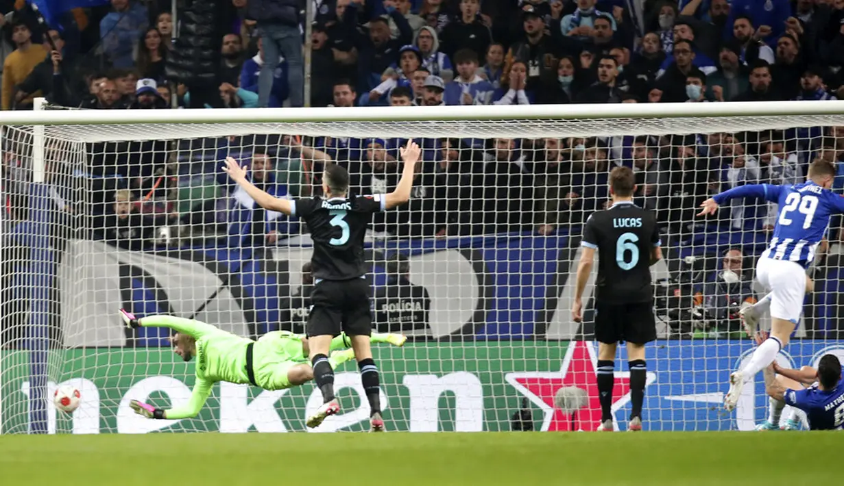 Pemain Porto Toni Martinez (kedua kanan) mencetak gol ke gawang Lazio pada pertandingan Liga Europa di Stadion Dragao, Porto, Portugal, 17 Februari 2022. Porto menang 2-1. (AP Photo/Luis Vieira)