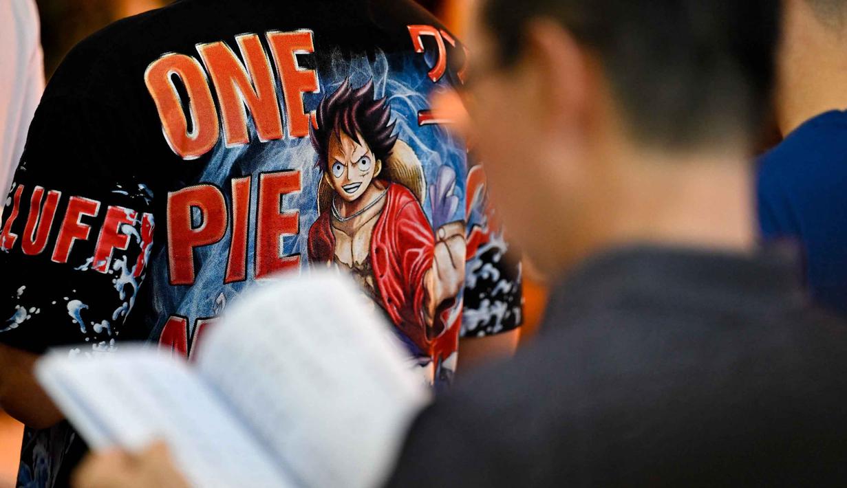 Seorang pria mengenakan kaos 'One Piece' berdoa saat Hari Raya Waisak yang memperingati kelahiran, pencerahan, dan wafatnya Buddha Gautama, di Kuil Buddha Sakyamuni, Banda Aceh pada Minggu 31 Mei 2026. (CHAIDEER MAHYUDDIN/AFP)