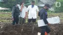 Tangis keluarga jenazah kasus COVID-19 mengunjungi pemakaman di TPU Srengseng Sawah 2, Jakarta, Selasa (9/2/2021). Sudah lebih dari sepekan TPU Srengseng Sawah 2 menerima pemakaman korban COVID-19 dengan jumlah yang dimakamkan sehari maksimal 10 jenazah. (merdeka.com/Arie Basuki)
