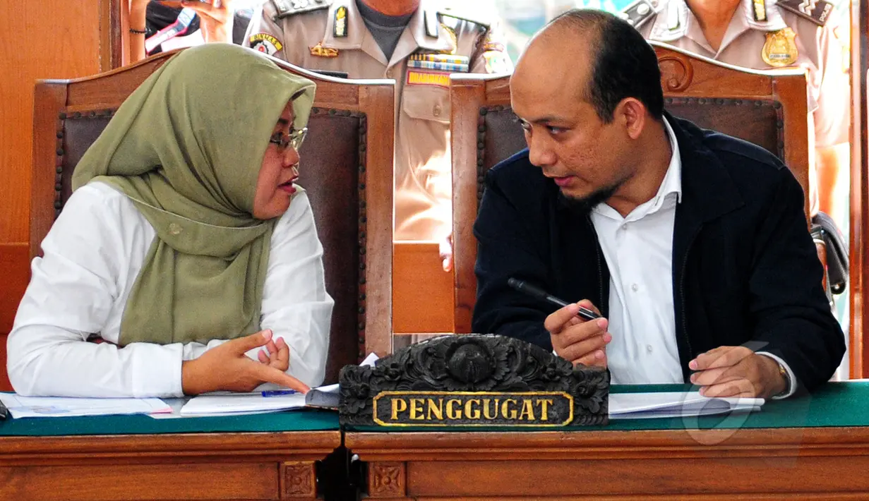 Novel Bawesdan berdiskusi dengan kuasa hukum KPK saat menjalani sidang praperadilan di PN Jakarta Selatan, Senin (25/5/2015). Sidang Novel ditunda hingga Jumat 29/5/ mendatang, karena tim kuasa hukum Polri tidak hadir. (Liputan6.com/Yoppy Renato)