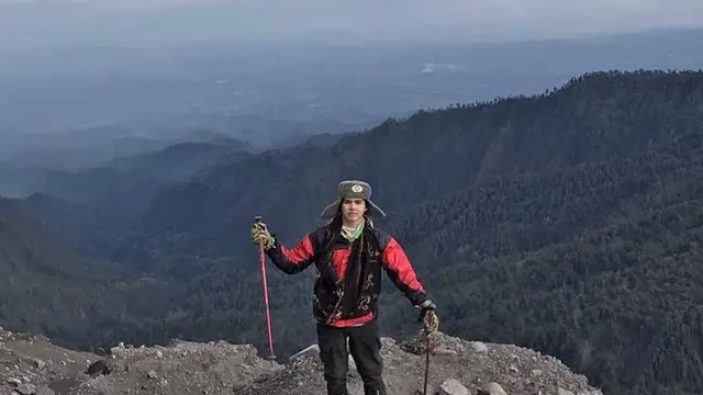 Al Ghazali bersama El Rumi dan Dul Jaelani di Gunung Semeru (Instagram/alghazali7)