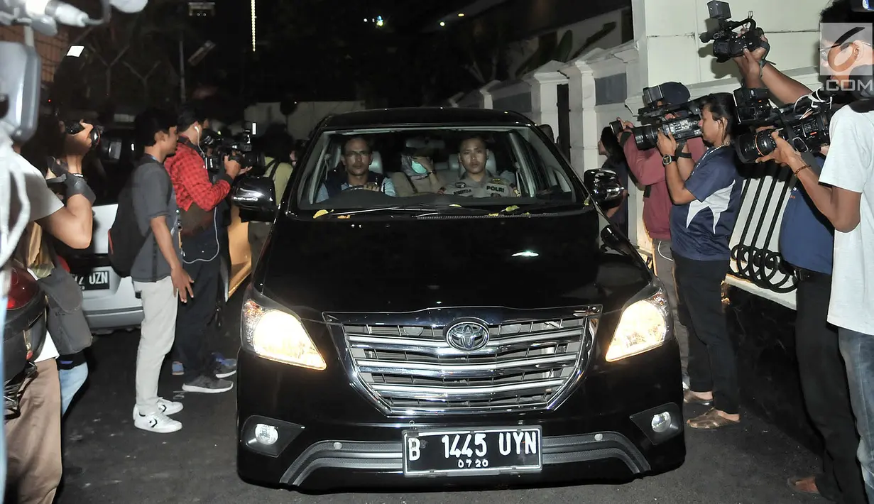 Tim penyidik KPK berada di dalam mobil Toyota Kijang usai penggeledahan di rumah Dirut PLN Sofyan Basir di Bendungan Hilir, Jakarta, Minggu (15/7). Penggeledahan terkait pengembangan kasus dugaan suap PLTU Riau-1. (Merdeka.com/Iqbal S Nugroho)