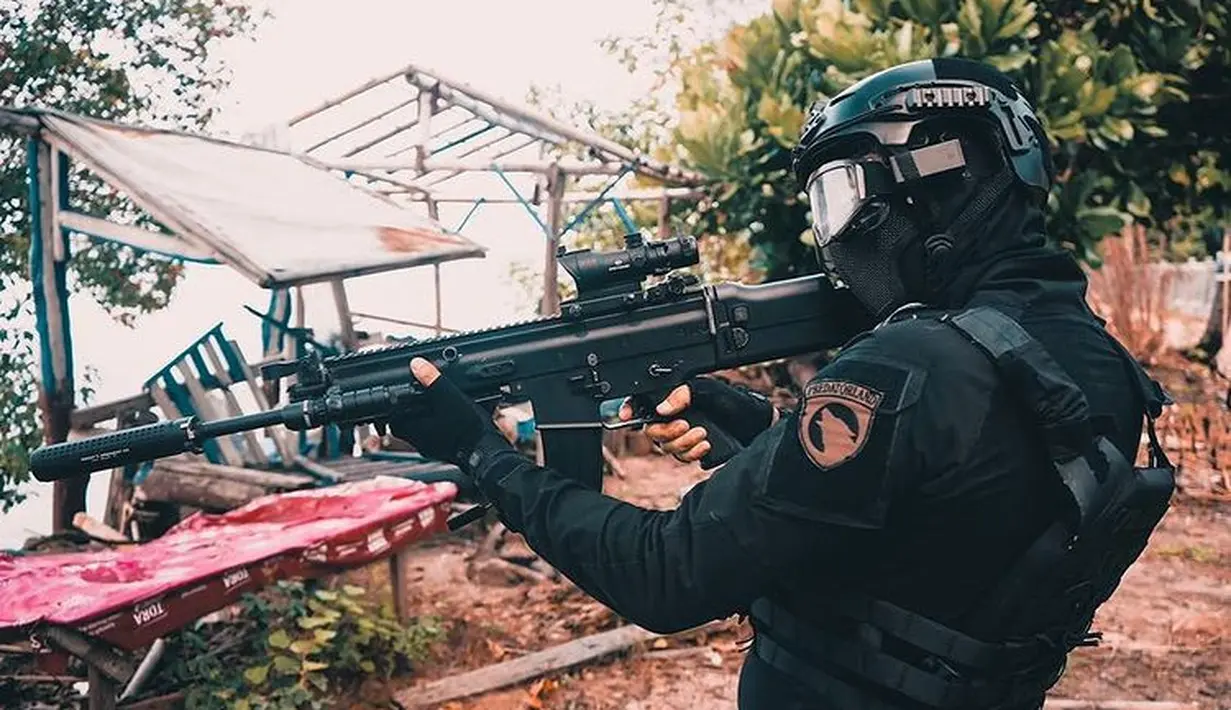 Kriss Hatta memperlihatkan saat dirinya mengenakan pakaian hitam-hitam, lengkap dengan rompi, dan masker serta senjata berlaras panjang. (Foto: Instagram/@krisshatta07)