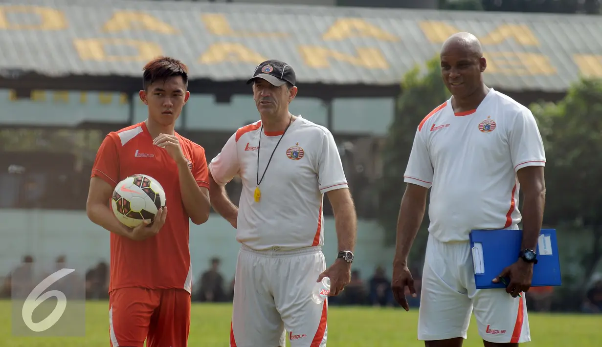 Pelatih Paulo Camargo (tengah) berbincang dengan Sutanto Tan saat latihan di Yon Zikon 14 Jakarta, Jumat (6/5/2016). Persija akan melakoni laga Torabika Soccer Championship presented by IM3Ooredoo vs Semen Padang, (8/5). (Liputan6.com/Helmi Fithriansyah)