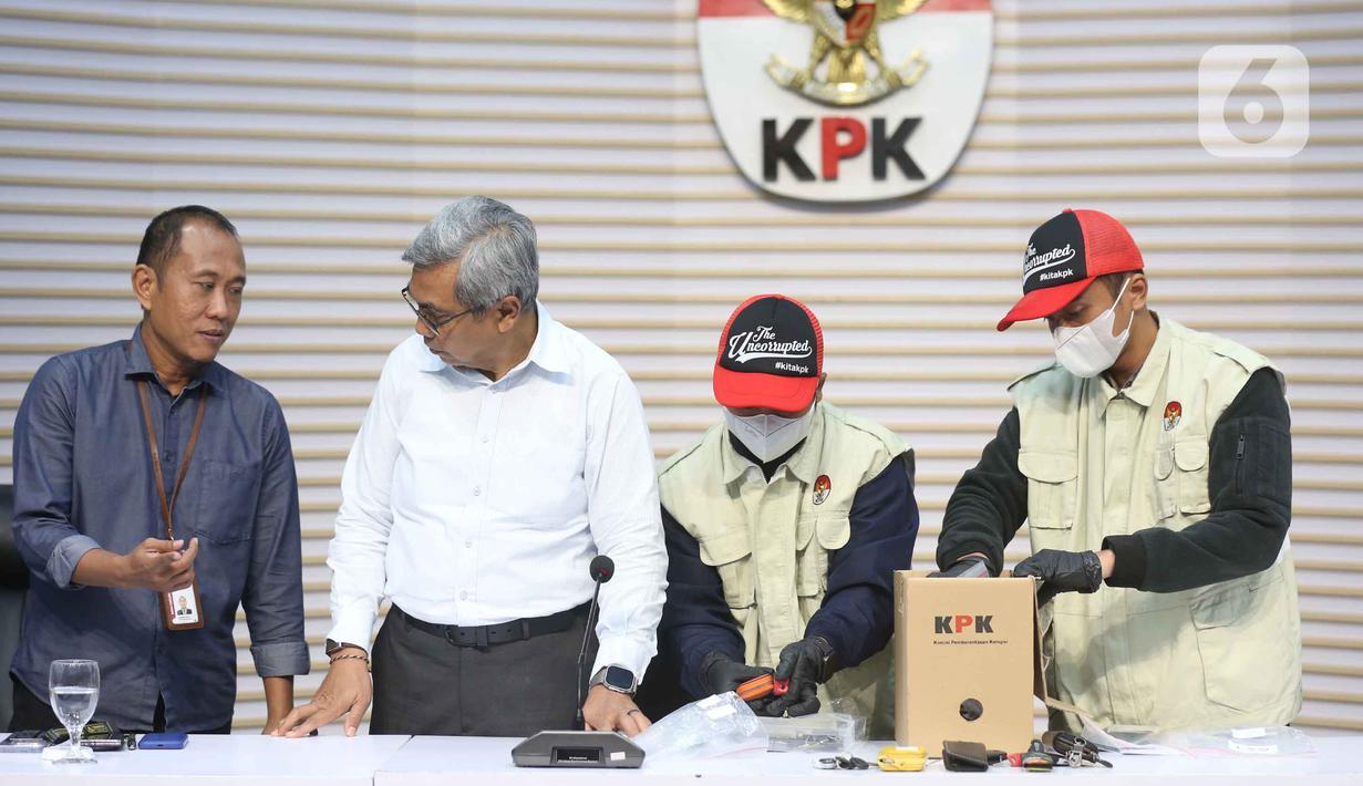 Ketua Komisi Pemberantasan Korupsi (KPK), Setyo Budiyanto (kedua kiri) berbincang di sela-sela menyaksikan petugas nan bakal memperlihatkan peralatan bukti Operasi Tangkap Tangan (OTT) di Kantor Imigrasi Jakarta Barat, Gedung Merah Putih KPK, Jakarta, Kamis (4/6/2026). (Liputan6.com/Helmi Fithriansyah)