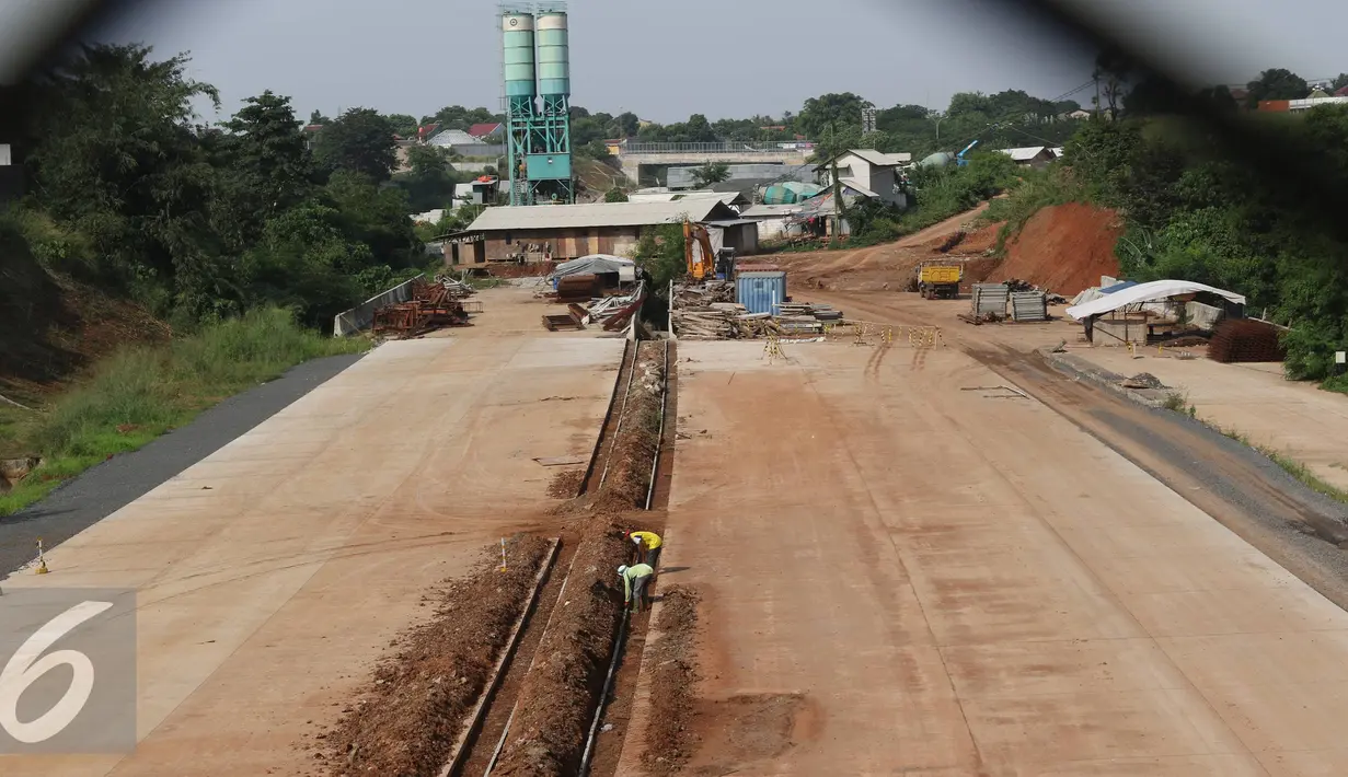 Suasana pembangunan proyek jalan tol Cinere-Jagorawi Seksi II di Depok, Jawa Barat, Jumat (3/6). Proyek yang direncanakan rampung pertengahan 2016 terpaksa mundur akibat terkendala proses pembebasan lahan. (Liputan6.com/Immanuel Antonius)