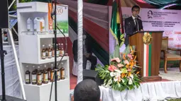 Presiden Madagaskar Andry Rajoelina memberi sambutan saat peluncuran Covid Organics atau CVO di Antananarivo, Madagaskar (20/4/2020). Bahan utama ramuan yang dikembangkan oleh IMRA ini merupakan sejumlah tanaman herbal asli dari Madagaskar.  (AFP/Rijasolo)