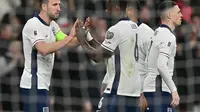 Harry Kane (kiri) mencetak gol ke gawang Latvia pada Kualifikasi Piala Dunia 2026 di Stadion Wembley, Selasa (25/3/2025) dini hari WIB. Inggris menang 2-0. (Glyn KIRK / AFP)