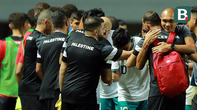 Foto: Pelukan Persahabatan Usai Laga Antara Timnas Indonesia U-17 Melawan Palestina di Kualifikasi Piala Asia U-17 2023