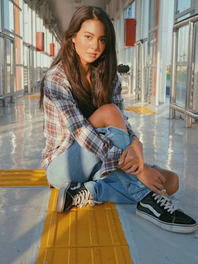 Gaya Aurelie Moeremans di Ruang Publik, Menawan