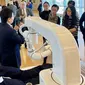 CEO AiTreat dan alumnus NTU, Albert Zhang, melakukan demonstrasi robot pijat AiTreat EMMA di Mayo Clinic di Minnesota, Amerika Serikat. Kredit: AiTreat