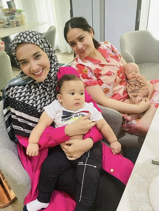 Nagita Slavina mendapat kunjungan tahun baru dari zaskia Sungkar. Nagita tampil santai dengan pajamas flower sedangkan Zaskia terlihat mengenakan atasan magenta. Dok. @raffinagita1717