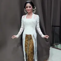 Beberapa hari belakangan ini, rumah tangga Dewi Perssik menjadi perhatian. Pasalnya, pasangan yang selalu mesra dengan suami barunya, Angga Wijaya itu dikabarkan sedang gonjang-ganjing. (Instagram/dewiperssikreal)