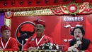 Ketua Umum PDIP Megawati Soekarnoputri (kanan) didampingi Ketua DPD PDIP Jatim Kusnadi (kiri) dan Ketua DPD PDIP Jambi Eddy Purwanto (tengah) memberi keterangan pers di Bali, Kamis (8/8/2019). Kongres V PDIP secara aklamasi menetapkan Megawati sebagai Ketua Umum PDIP. (Liputan6.com/JohanTallo)