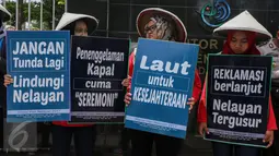 Aktivis melakukan aksi di Kantor KKP, Jakarta (6/4). Mereka juga menuntut pemerintah mengakui identitas nelayan perempuan tanpa domestifikasi, melindungi sumber daya pesisir dan pulau-pulau kecil dari kepentingan investasi. (Liputan6.com/Faizal Fanani)