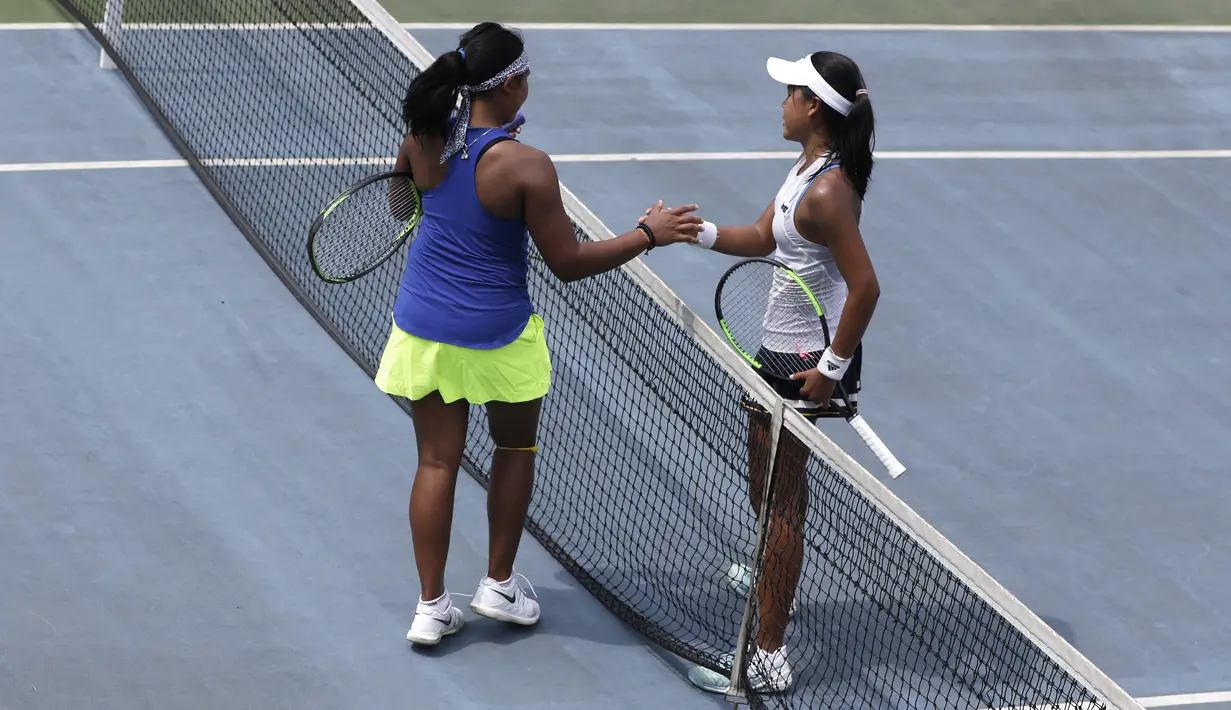 Petenis, Rifanty Kahfiani, bersamalam dengan Champoothip Jundakate, usai ITF Women's Circuit di Elite Club Epicentrum, Jakarta, Selasa (18/6). Turnamen tingkat internasional ini diikuti sejumlah petenis Asia dan Eropa. (Bola.com/Yoppy Renato)