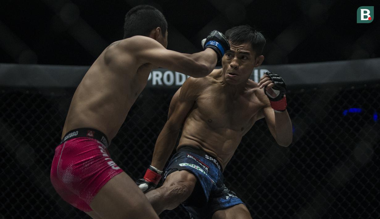 Atlet MMA Indonesia, Stefer Rahardian, menendang atlet MMA China, Peng Xue Wen, pada kelas strawweight di JCC Senayan, Jakarta, Sabtu (22/9/2018). Stefer Rahardian kalah dari Peng Xue Wen. (Bola.com/Vitalis Yogi Trisna)
