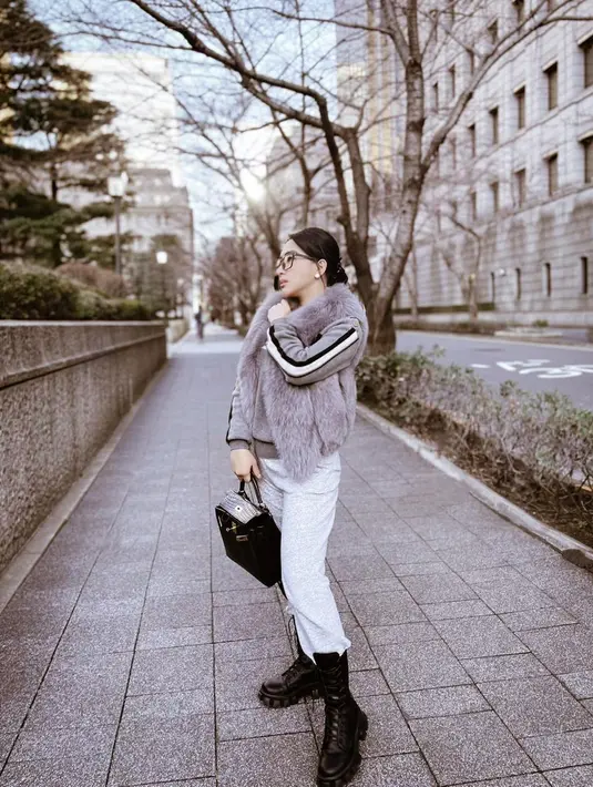 Syahrini berpose dengan membawa tas Hermes Black Kelly 28 Matte Croco Niloticus GHW yang ditaksir seharga Rp1.014.118.000. Foto: Instagram.