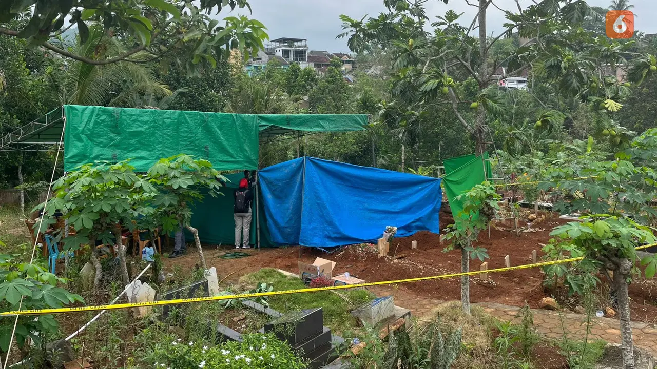 Polisi memasang garis polisi di makam Pratama Wijaya Kusuma. Foto : (Liputan6.com/Ardi).