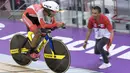M Fadli pebalap sepeda Indonesia meraih medali emas di nomor 4000 meter Individual Pursuit C4 di Velodrome Rawamangun, Jakarta,  Jumat (11/10/2018).  (Bola.com/Peksi Cahyo)