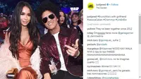 Lihat tampilan Bruno Mars yang bersinar di Grammy Awards 2018 dalam balutan jaket sequin. (Foto: instagram/justjared)