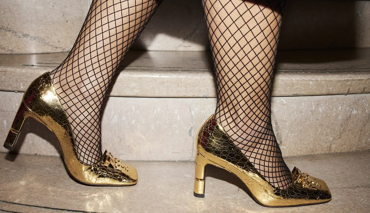 Selain pada pakaian, gagasan dari koleksi ini juga diterapkan pada sepatu dengan sol yang seolah rusak dan terbalik. [Dok/ToryBurch]