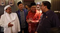 Wakil Ketua DPR Fadli Zon (kanan) berbincang dengan wakil ketua Fachri Hamzah (kedua kanan), Ketua GNPF-MUI Bachtiar Nasir (kedua kiri) dan Ketua FPI Habib Rizieq Shihab ketika melakukan audiensi di Jakarta, Rabu (11/1). (Liputan6.com/Johan Tallo)