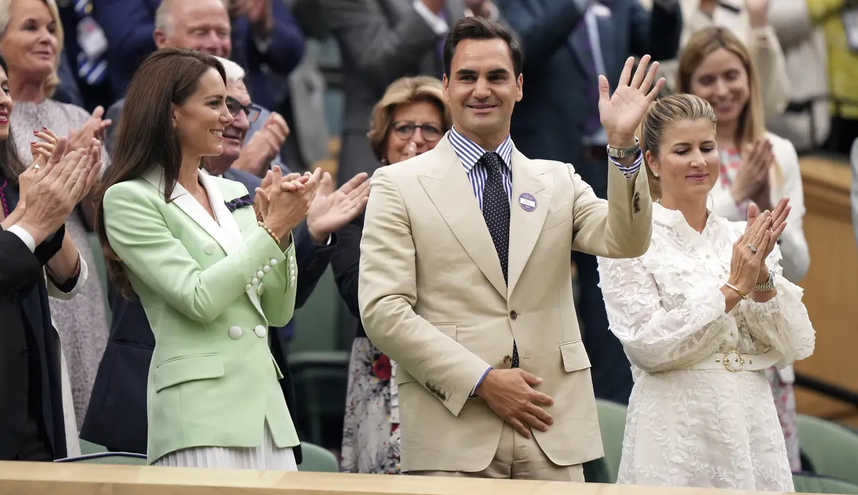 Sang putri kemudian terlihat di Royal Box bersama mantan Juara Wimbledon, Roger Federer, dan keduanya terlihat tersenyum. (AP Photo/Alberto Pezzali)