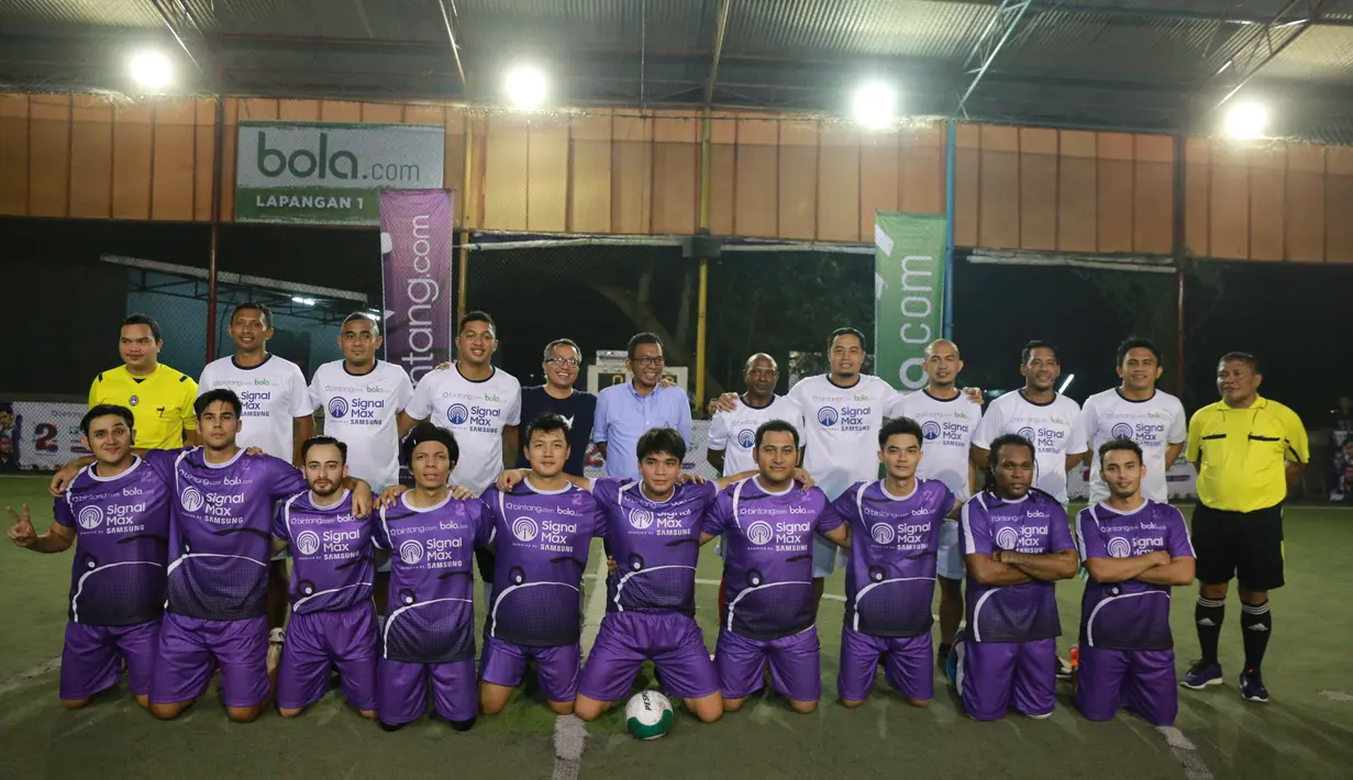 Sejak peluit awal dibunyikan oleh wasit yang memimpin pertandingan, laga eks Timnas melawan Tim Selebriti berlangsung seru. Beberapa menit kemudian, Tim selebriti berhasil membobol gawang eks Timnas. (Adrian Putra/Bintang.com)