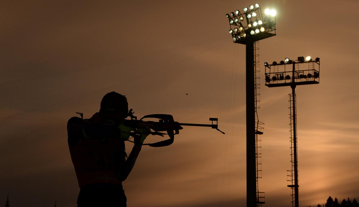 Siluet atlet menembak Prancis, Martin Fourcade, beraksi di nomor 10km sprint race Piala Dunia Biathlon di Khanty-Mansiysk, Rusia, (18/3/2016). (AFP/Evegeny Tumashov)