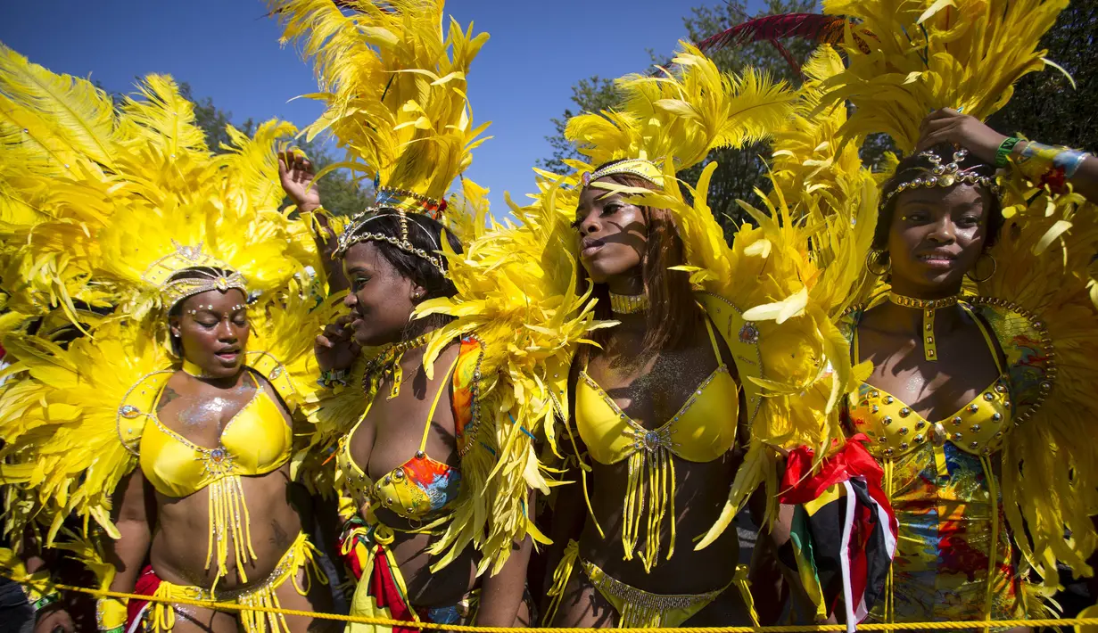 Sejumlah perempuan mengenakan kostum saat mengikuti West Indian Day Parade di Brooklyn, New York, Senin (7/9/2015). Parade yang berlangsung tiap tahun ini merayakan budaya Karibia dan sejarah. (REUTERS/Andrew Kelly)