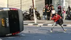 Massa terlibat bentrok dengan aparat kepolisian di kawasan Pejompongan, Jakarta, Rabu (7/10/2020). Belum bisa dipastikan apakah aksi tersebut berkaitan dengan isu aksi penolakan pengesahan UU Omnibus Law Cipta Kerja. (Liputan6.com/Faizal Fanani)