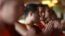 Biksu Buddha berdoa bagi anggota tim sepak bola remaja Thailand beserta pelatihnya yang berhasil diselamatkan setelah terjebak selama 18 hari dalam gua, Distrik Mae Sai, Chiang Rai, Kamis (19/7). (AP Photo/Sakchai Lalit)