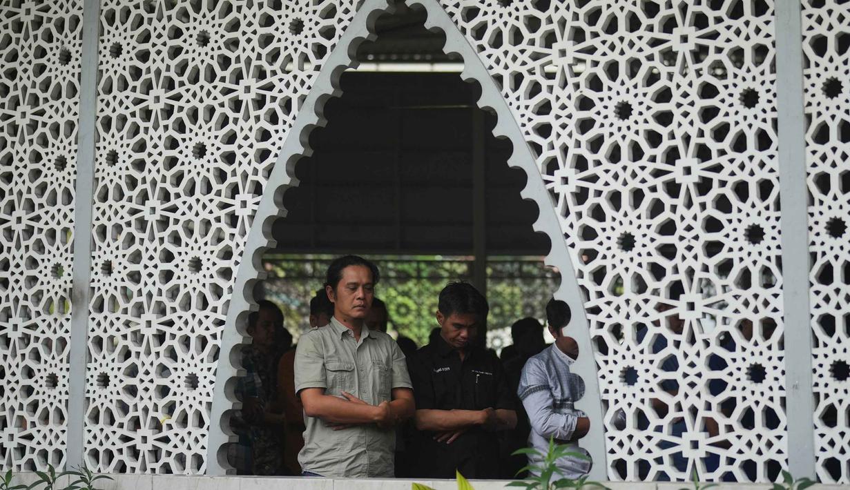Sejumlah masjid di Jakarta ramai dipenuhi jamaah yang akan menunaikan salat Jumat. Tampak dalam foto, para pria melaksanakan salat Jumat di sebuah masjid selama bulan suci Ramadhan di Jakarta, Jumat 20 Februari 2026. (AP Photo/Dita Alangkara)