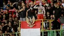 Suporter menyanyikan lagu kebangasaan Indonesia Raya saat memberikan dukungan kepada Timnas Indonesia U-19 yang bertanding melawan Myanmar pada laga Piala AFF U-19 2022 di Stadion Patriot Candrabhaga, Bekasi, Minggu (10/7/2022). (Bola.com/M Iqbal Ichsan)