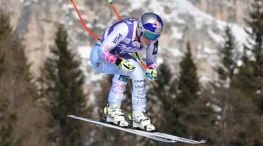 Lindsey Vonn dari Amerika Serikat melompat dengan skinya saat berkompetisi di FIS Alpine World Cup Women's Downhill di Cortina d'Ampezzo, Pegunungan Alpen Italia (20/1). (AFP Photo/Tiziana Fabi)