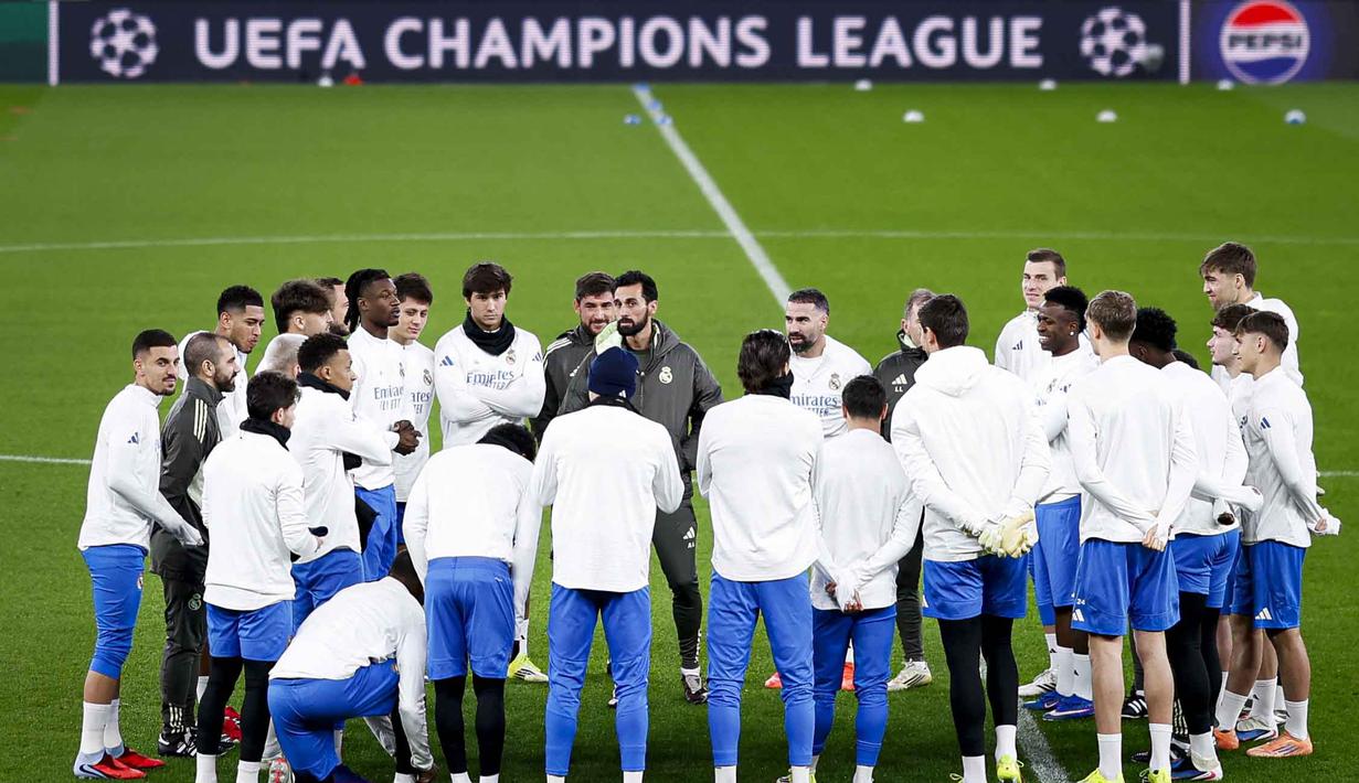 Pelatih Real Madrid asal Spanyol, Alvaro Arbeloa (tengah) bersama para pemain berkumpul dalam lingkaran selama sesi latihan jelang matchweek kedelapan Liga Champions 2025-2026 melawan SL Benfica di stadion Luz, Lisbon pada Selasa 27 Januari 2026. Kamis (29/1/2026) dini hari WIB nanti, Real Madrid akan bertanding di Estadio Da Luz. (FILIPE AMORIM/AFP)
