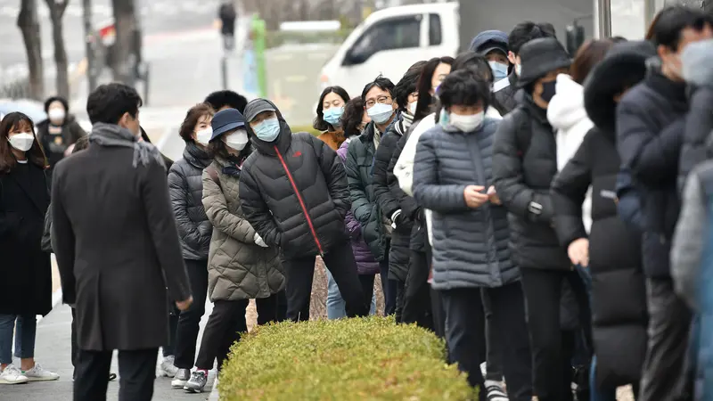 Takut Corona, Warga Seoul Antre Mengular Beli Masker