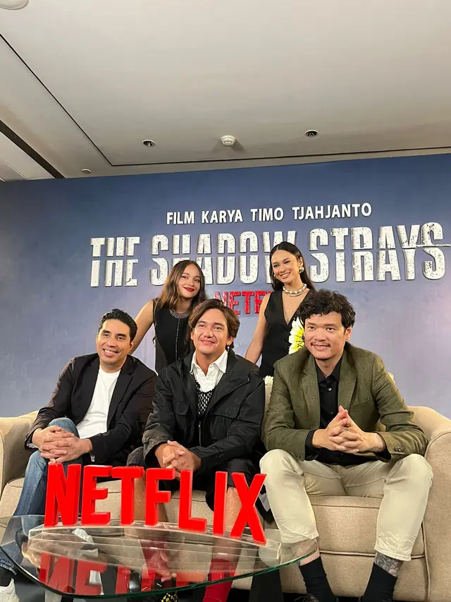 Para aktor, Produser, dan Sutradara film "The Shadow Strays" saat wawancara eksklusif yang diadakan di Mandarin Oriental Hotel, Jakarta (Fimela.com/Dok/Rianti Fitri Wulandari)